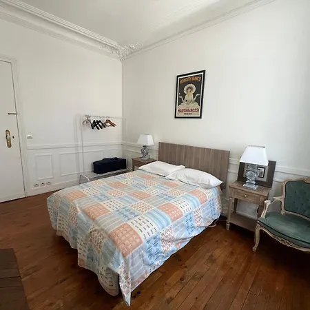 Bassano Apartment Paris